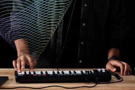 亚马逊推出AI音乐键盘 程序员也能愉快的“编曲”